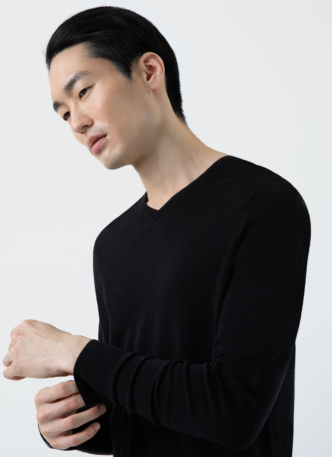 Men's Extra-Fine Merino V-neck in Black