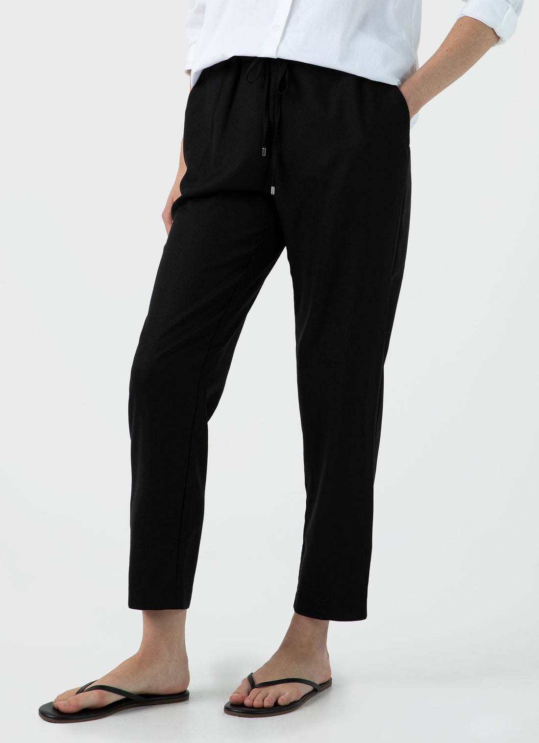 Women's Drawstring Tapered Trouser in Black